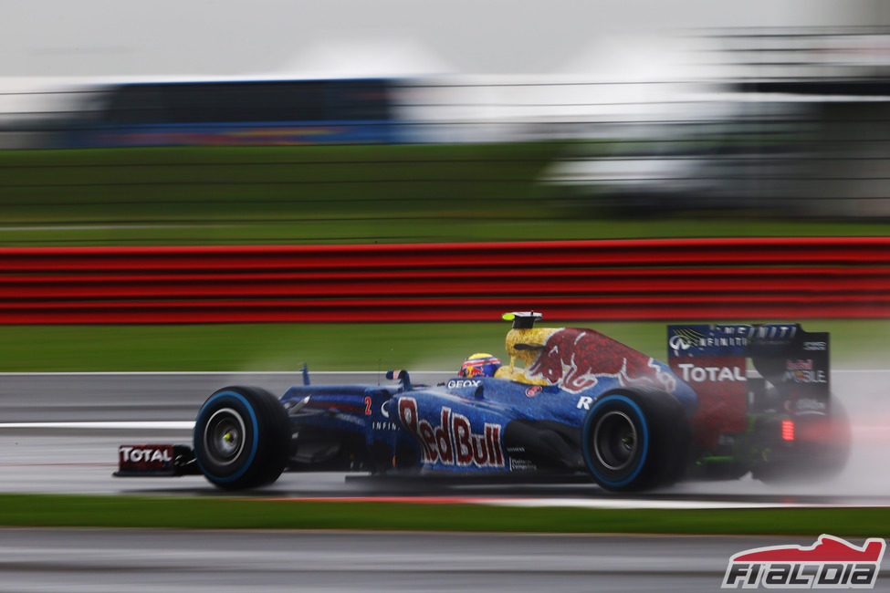 Mark Webber deja tras de sí una intensa estela de agua