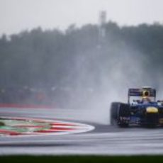 Mark Webber en una de las curvas del Circuito de Silverstone