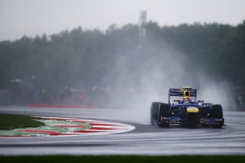 Mark Webber en una de las curvas del Circuito de Silverstone