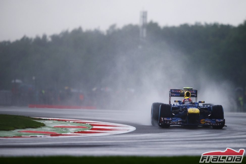 Mark Webber en una de las curvas del Circuito de Silverstone