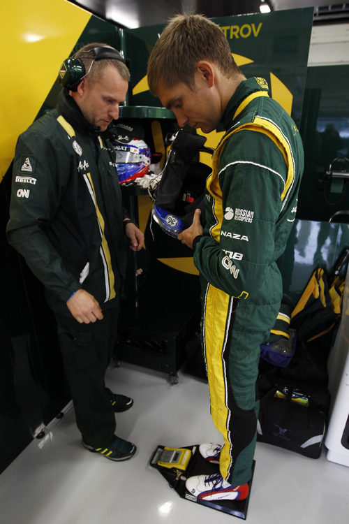 Vitaly Petrov pesándose durante los libres del GP de Gran Bretaña