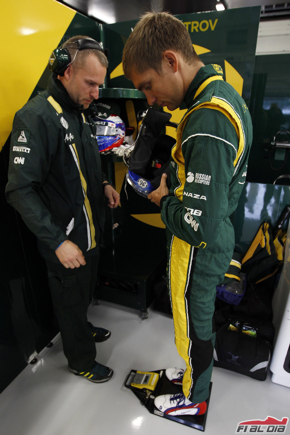 Vitaly Petrov pesándose durante los libres del GP de Gran Bretaña