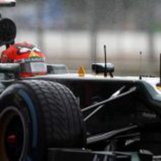 Heikki Kovalainen en medio de la lluvia que cayó en la sesión de libres en Silverstone