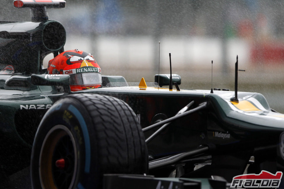 Heikki Kovalainen en medio de la lluvia que cayó en la sesión de libres en Silverstone