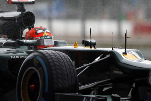 Heikki Kovalainen en medio de la lluvia que cayó en la sesión de libres en Silverstone