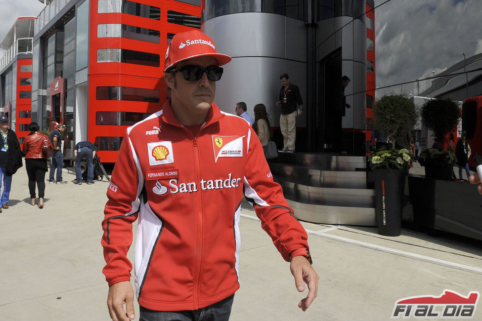 Fernando Alonso, a su llegada a Silverstone