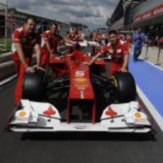 Los mecánicos empujan el F2012 en Silverstone