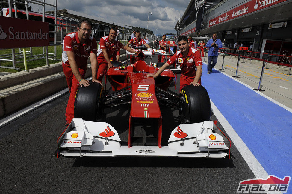 Los mecánicos empujan el F2012 en Silverstone
