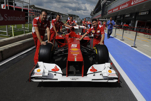 Los mecánicos empujan el F2012 en Silverstone