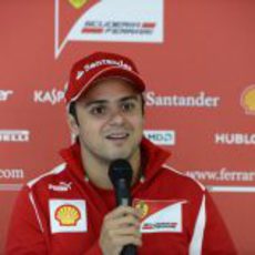 Felipe Massa atiende a la prensa