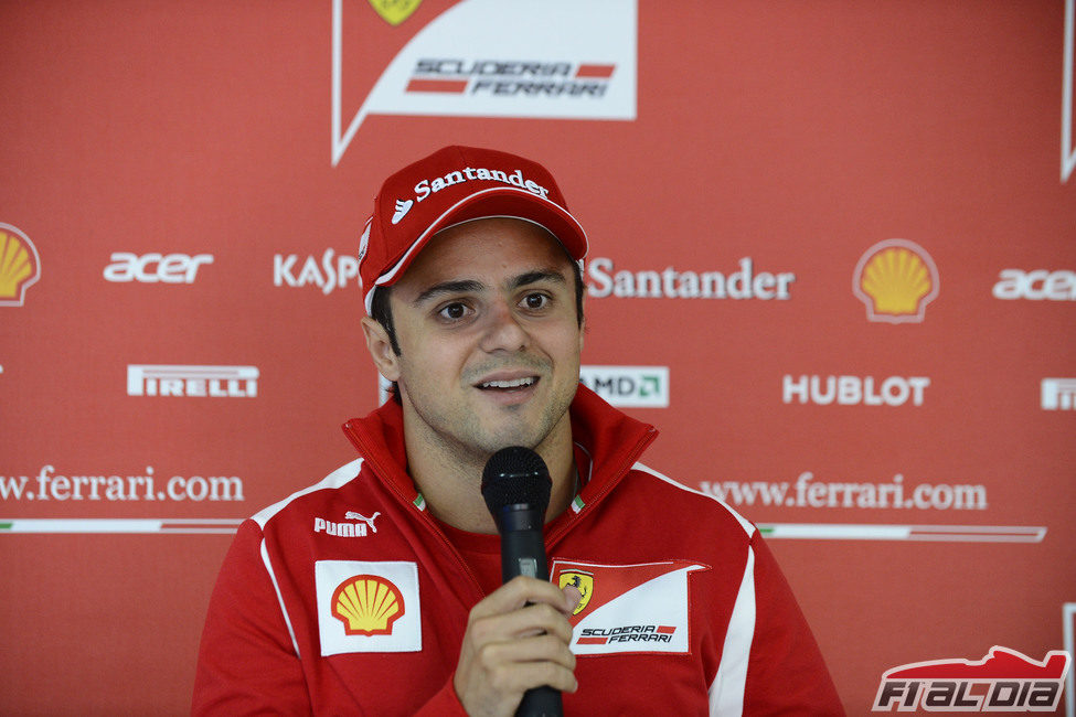 Felipe Massa atiende a la prensa