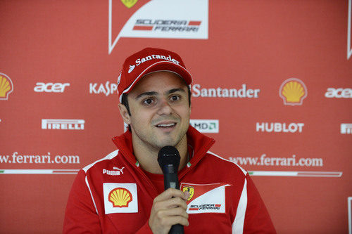 Felipe Massa atiende a la prensa