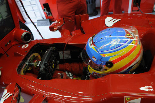 Fernando Alonso espera su oportunidad en el box