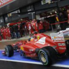 Fernando Alonso rueda por el pitlane de Silverstone