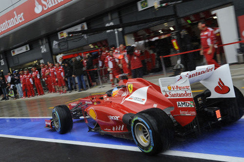 Fernando Alonso rueda por el pitlane de Silverstone