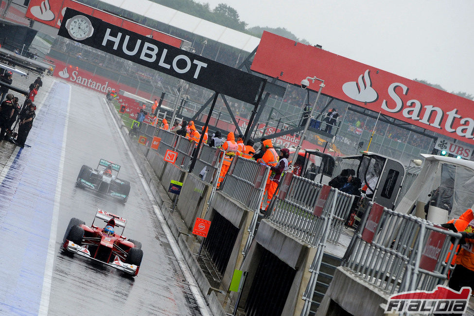 Fernando Alonso y Michael Schumacher salen a pista