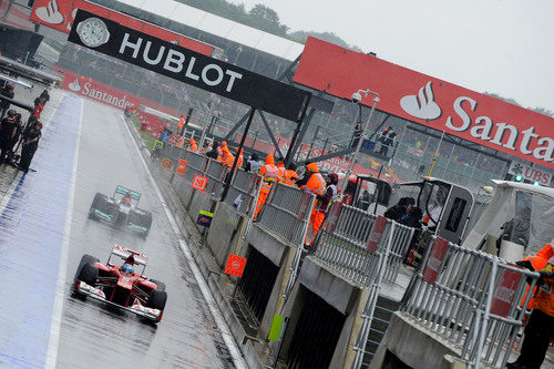 Fernando Alonso y Michael Schumacher salen a pista