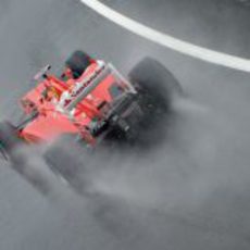 El F2012 de Fernando Alonso surca la lluvia