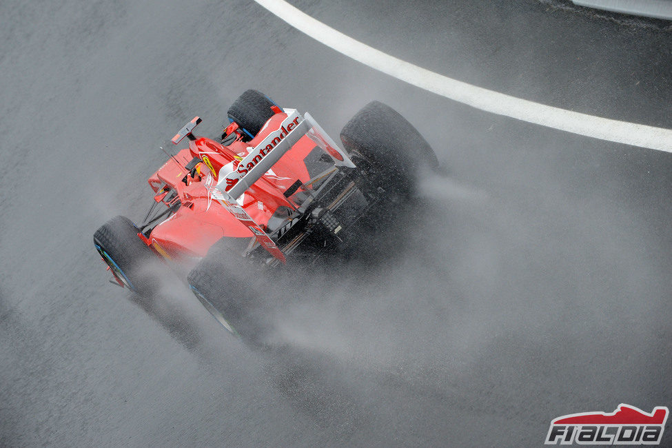 El F2012 de Fernando Alonso surca la lluvia