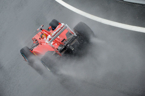 El F2012 de Fernando Alonso surca la lluvia