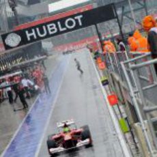 Felipe Massa rueda por el pitlane del renovado Silverstone