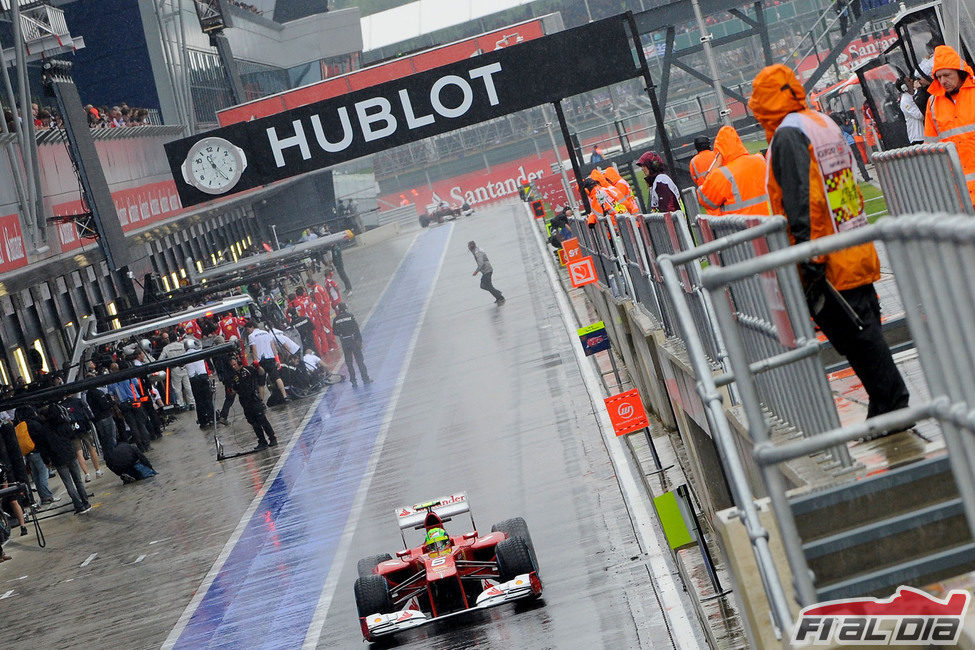 Felipe Massa rueda por el pitlane del renovado Silverstone