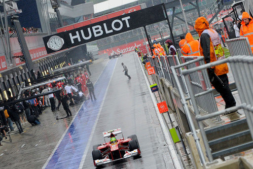 Felipe Massa rueda por el pitlane del renovado Silverstone