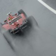 El F2012 de Felipe Massa lucha con el agua