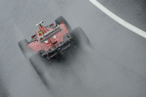 El F2012 de Felipe Massa lucha con el agua