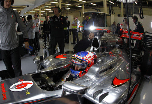 Jenson Button espera en el MP4-27 para salir a pista
