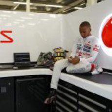 Lewis Hamilton se aburre durante los Libres 1 en Gran Bretaña