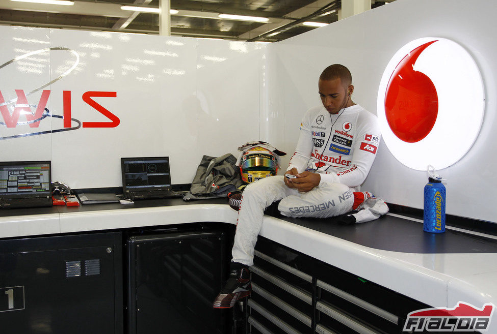 Lewis Hamilton se aburre durante los Libres 1 en Gran Bretaña