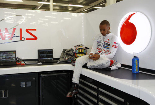 Lewis Hamilton se aburre durante los Libres 1 en Gran Bretaña