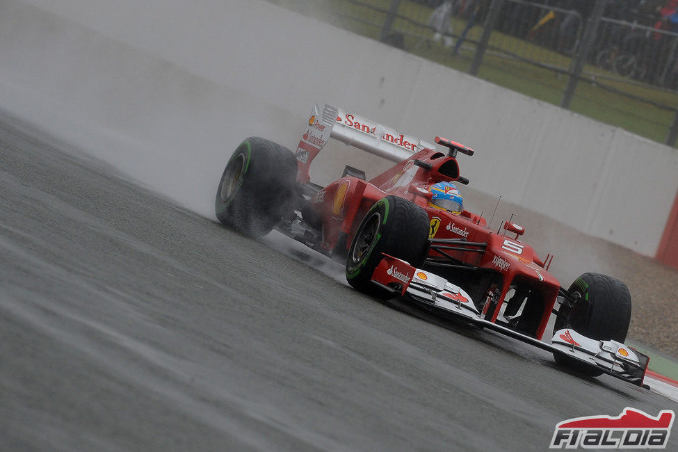 Fernando Alonso bajo el diluvio de Silverstone 2012