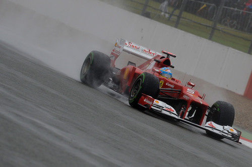 Fernando Alonso bajo el diluvio de Silverstone 2012