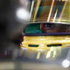 Lewis Hamilton se concentra antes de los Libres 2