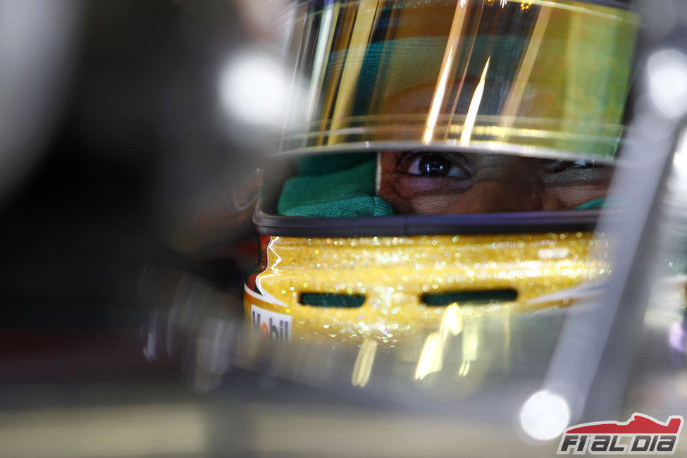 Lewis Hamilton se concentra antes de los Libres 2