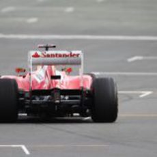 Fernando Alonso entra en la recta de meta del circuito de Silverstone