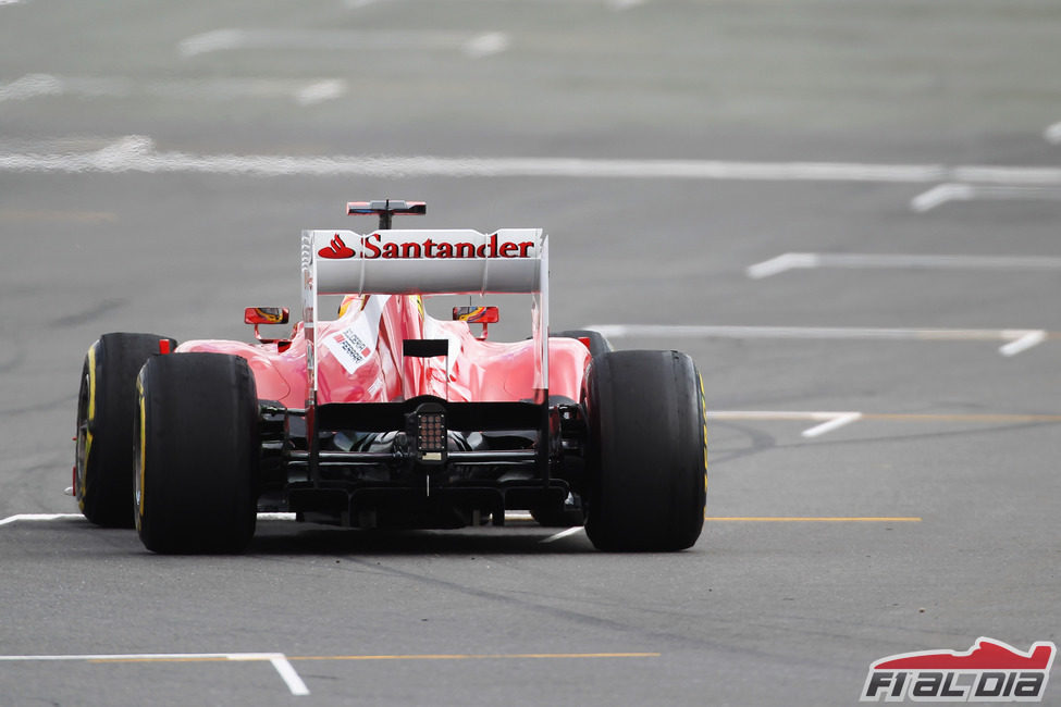 Fernando Alonso entra en la recta de meta del circuito de Silverstone