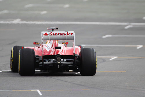 Fernando Alonso entra en la recta de meta del circuito de Silverstone