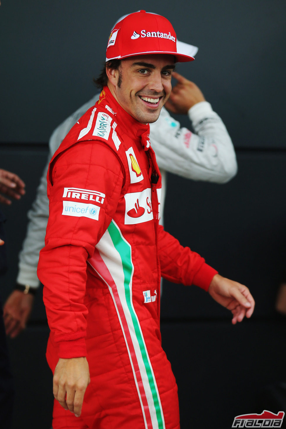Fernando Alonso muy contento con su 'pole position'