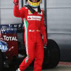 Alonso se baja del F2012 con la 'pole' bajo el brazo