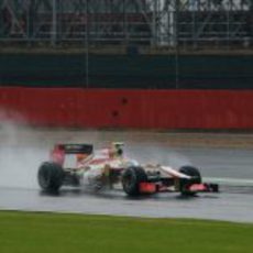 Dani Clos rueda sobre el asfalto mojado de Silverstone