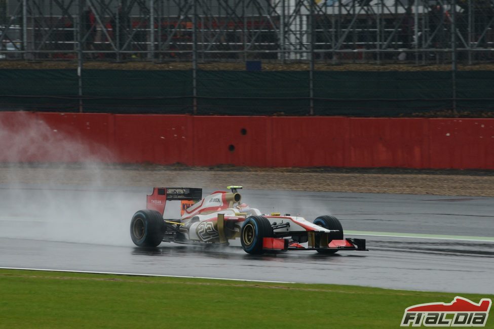 Dani Clos rueda sobre el asfalto mojado de Silverstone