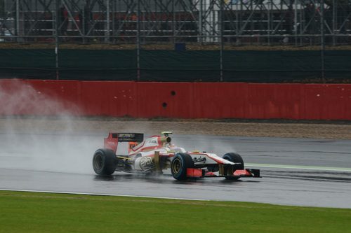 Dani Clos rueda sobre el asfalto mojado de Silverstone