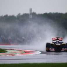 Daniel Ricciardo pilota su STR7 sobre el asfalto mojado