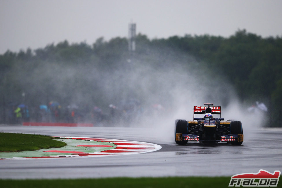 Daniel Ricciardo pilota su STR7 sobre el asfalto mojado