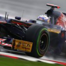 Daniel Ricciardo rueda con los intermedios en Silverstone