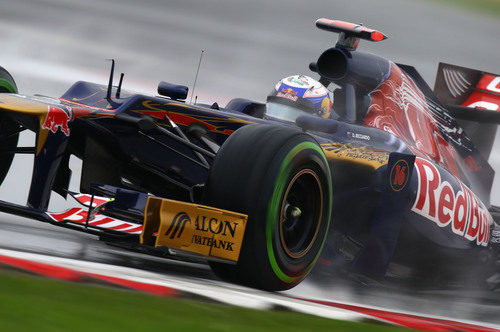 Daniel Ricciardo rueda con los intermedios en Silverstone