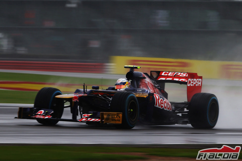 Jean-Eric Vergne 'navega' en el circuito de Silverstone